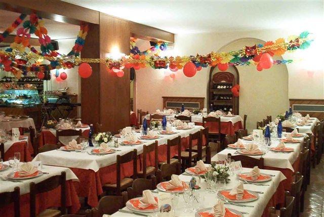 cenone di capodanno, salone di ristorante addobbato
