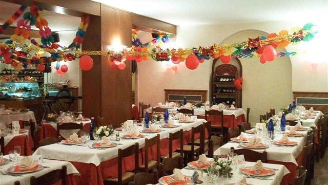 cenone di capodanno, salone di ristorante addobbato