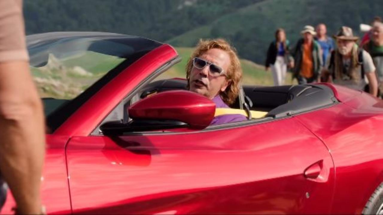 Checco Zalone in Ferrari in "Buen Camino"