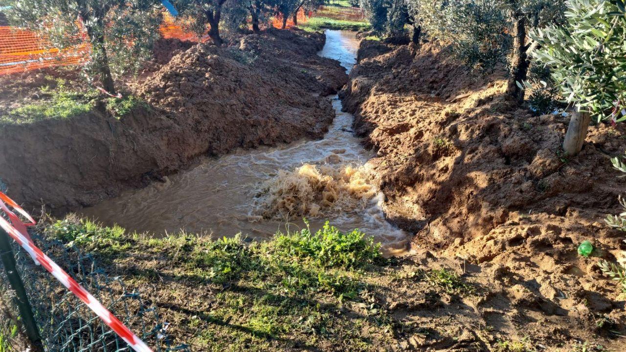 La perdita sulla dorsale di Scarlino a Bagno di Gavorrano (foto Facebook/ Sei Gavorranese se - Yaquelin Santana)