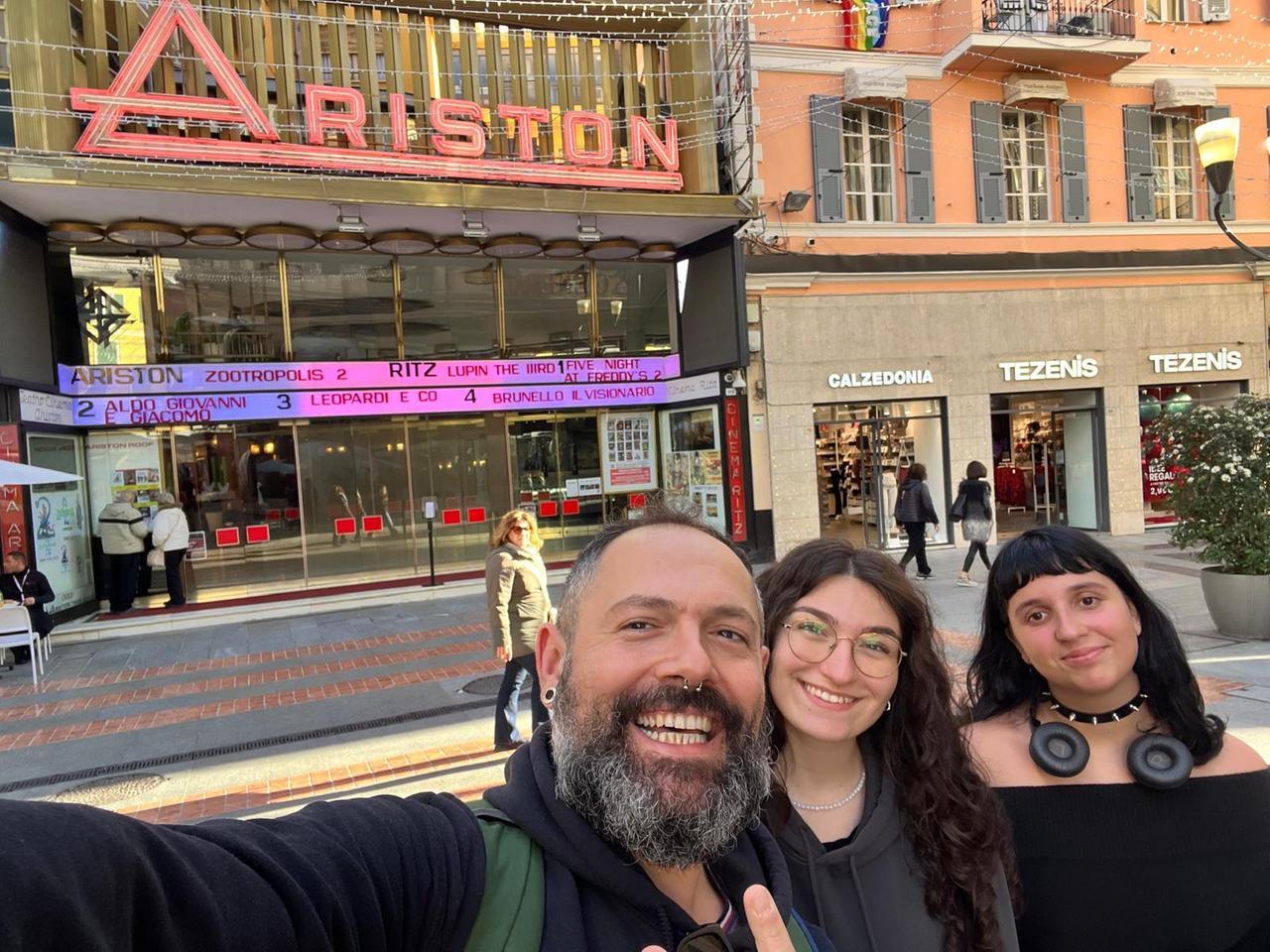 
	Camilla e Giulia a Sanremo con il prof Dallari

