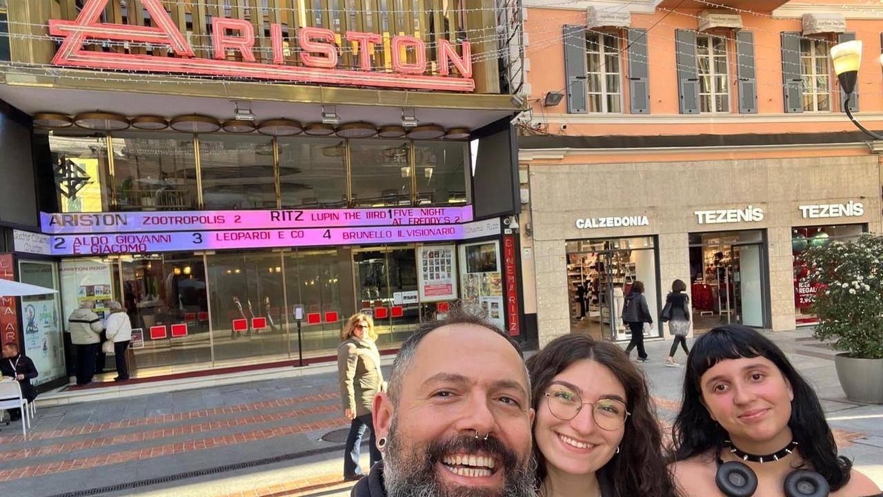 Camilla e Giulia a Sanremo con il prof Dallari