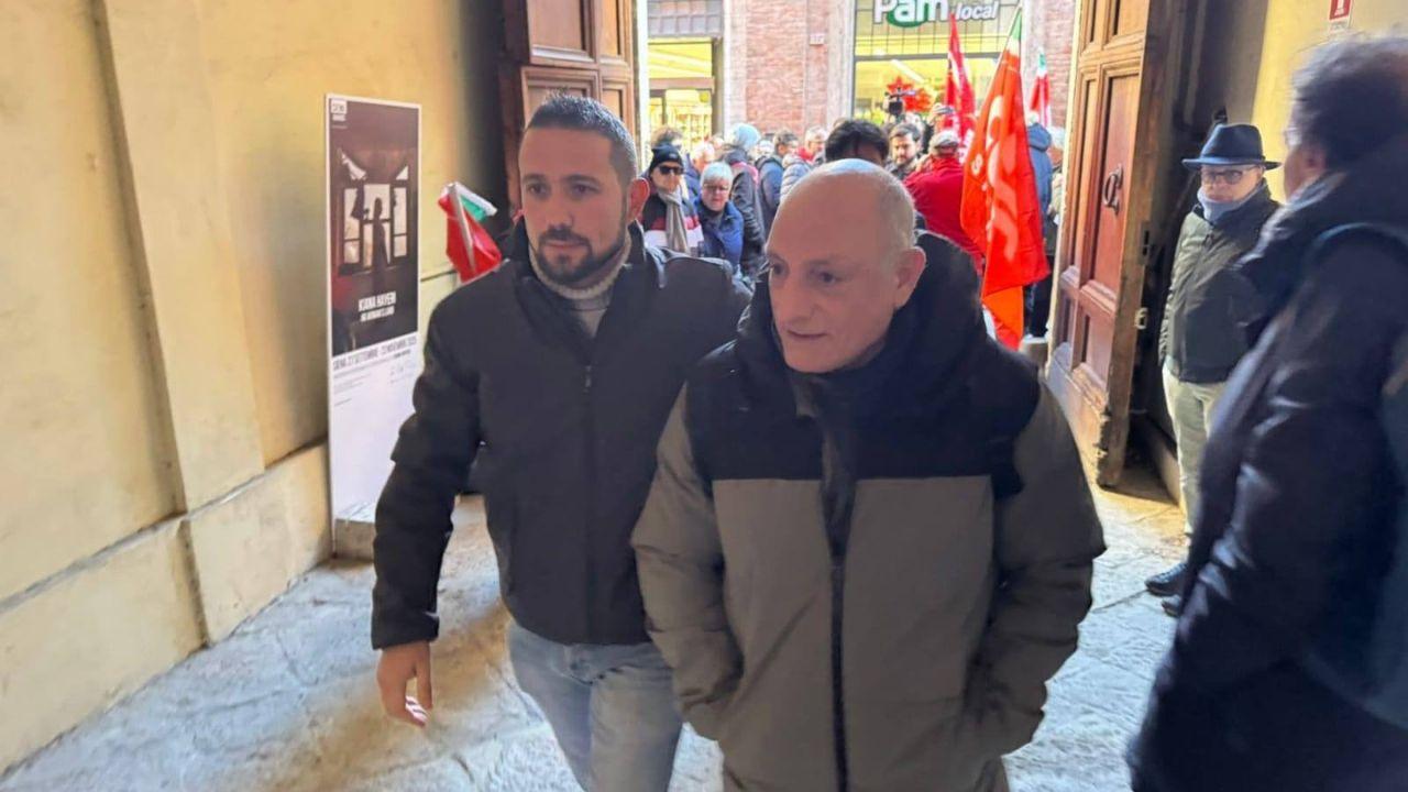 A destra Fabio Giomi all'ingresso in tribunale (Foto: Cgil Toscana)