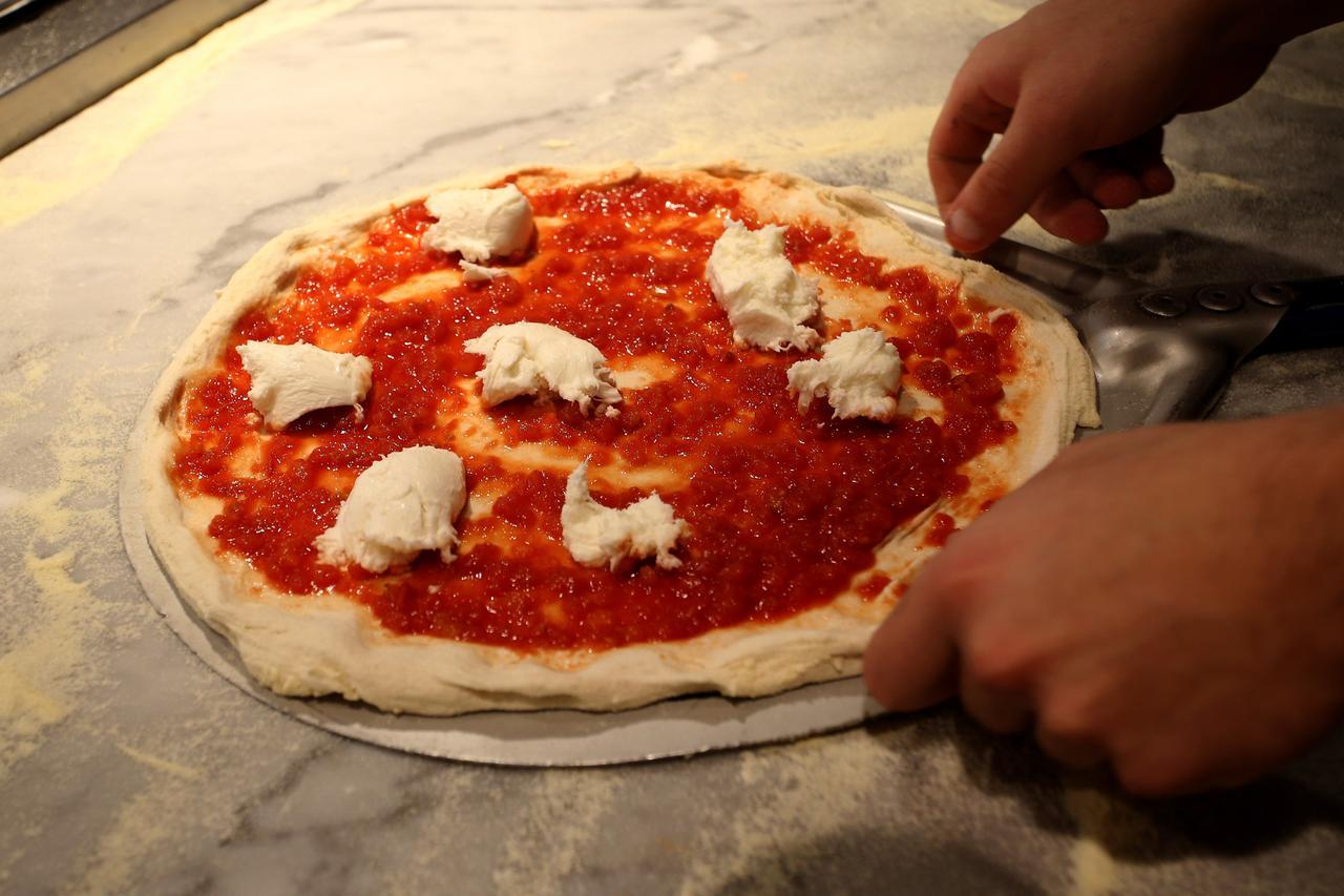 Tragedia in pizzeria, muore soffocato da un boccone al compleanno della madre
