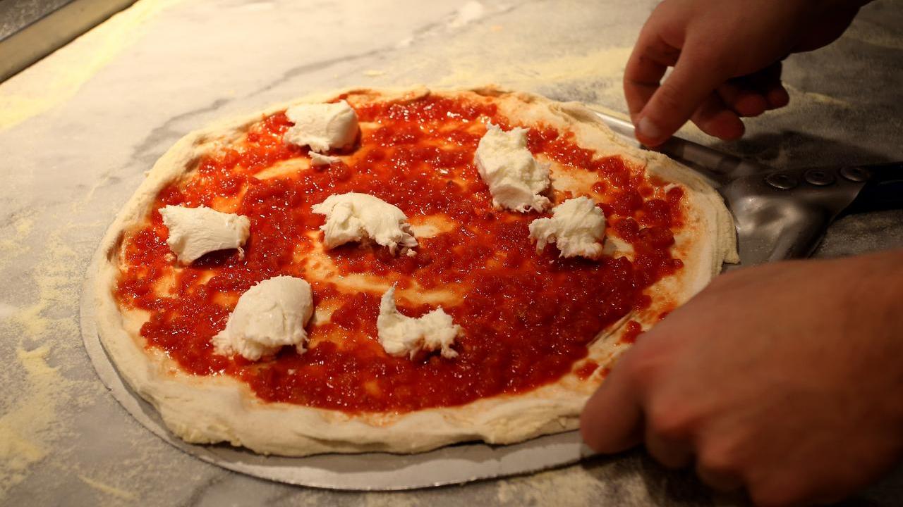 Tragedia in pizzeria, muore soffocato da un boccone al compleanno della madre