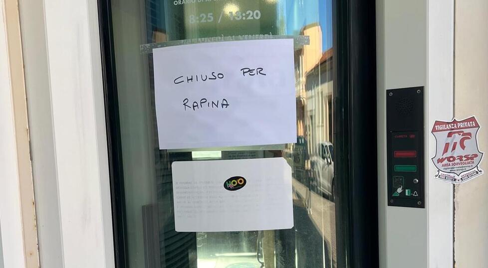 San Vincenzo, rapina alla Castagneto Banca: ladri in fuga con 330mila euro. «Personale e clienti minacciati e legati»