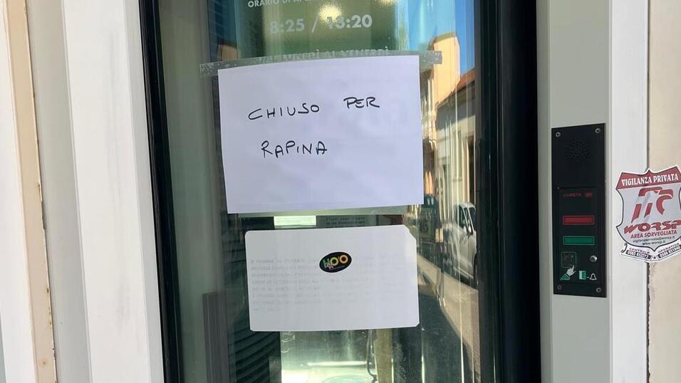 La scritta fuori dalla banca