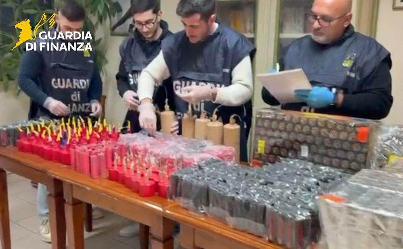 
	I finanzieri lucchesi con i fuochi d'artificio sequestrati

