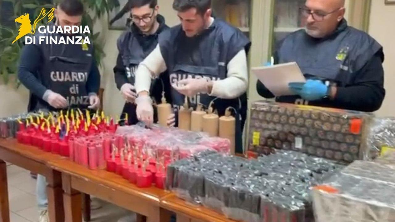I finanzieri lucchesi con i fuochi d'artificio sequestrati
