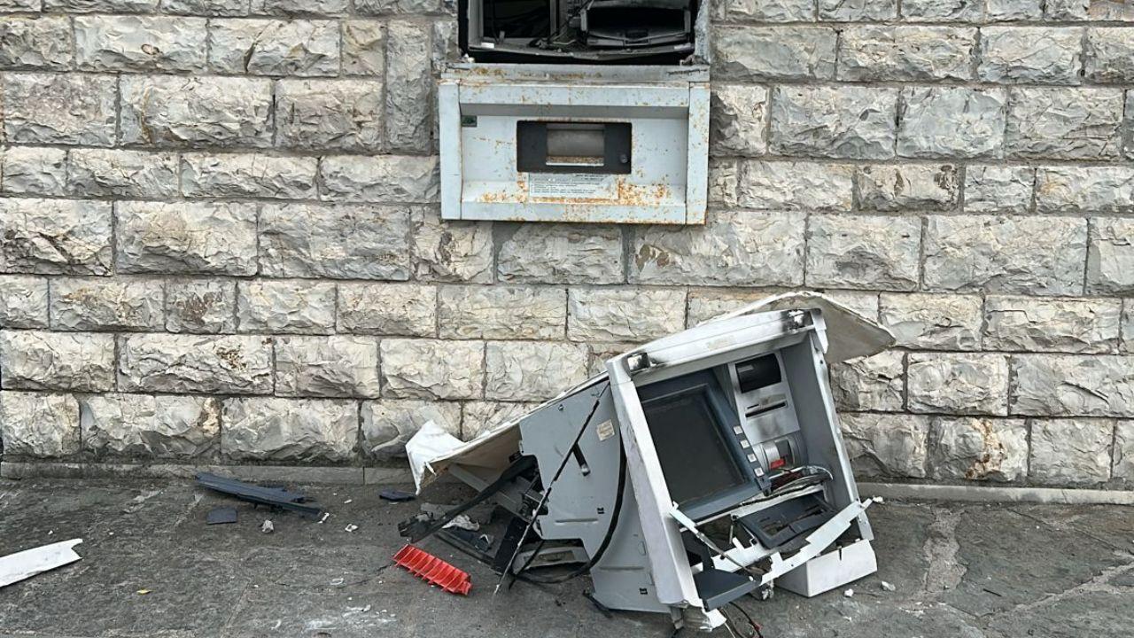 Il bancomat fatto saltare (foto Iacopo Giannini)