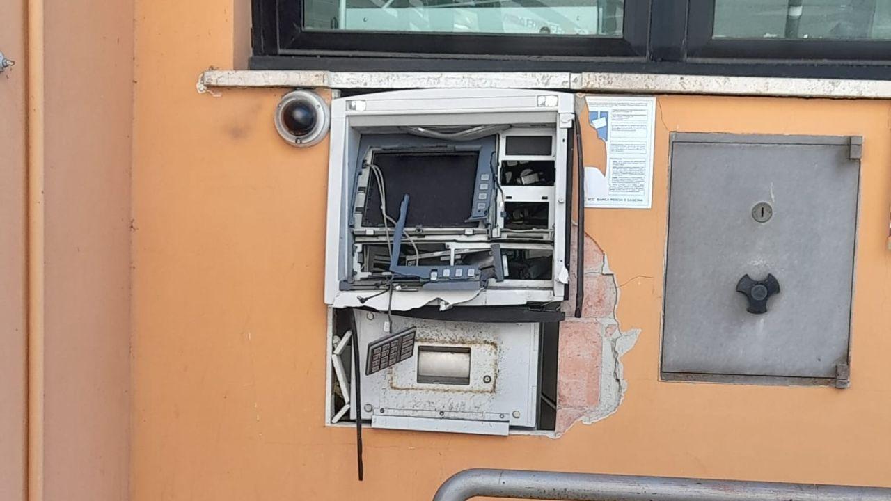 Il bancomat fatto "saltare"