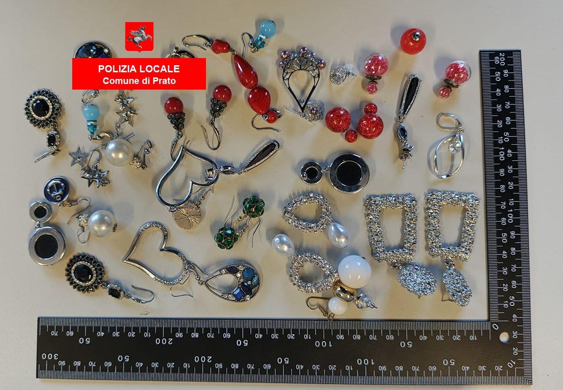 Prato, tre giovani fermati a bordo di un’auto con 300 gioielli rubati