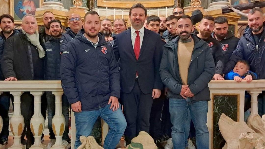 Sassari, la Asd Centro Storico come Babbo Natale: porta i doni ai bambini del quartiere