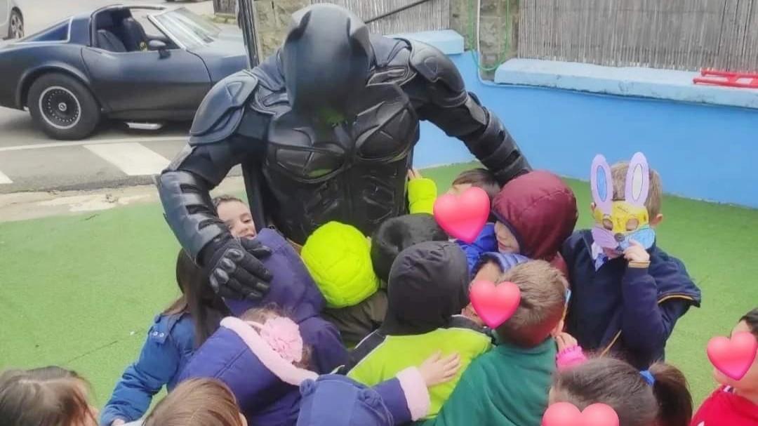 Da anni si veste da Batman per i bambini ricoverati, ecco chi è il supereroe del sorriso