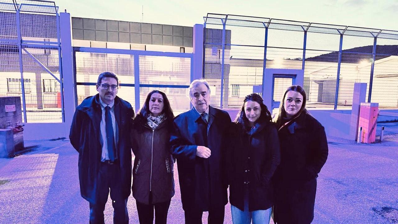 L’europarlamentare Orlando in visita al Cpr di Macomer: «Gravi condizioni di degrado»