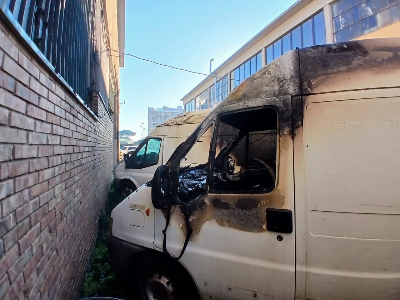 
	I furgoni danneggiati dal fuoco in via Gestri

