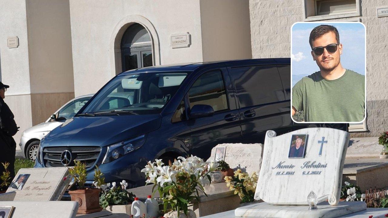 
	Matteo aveva 29 anni: nella foto di Enzo Russo la salma al cimitero

