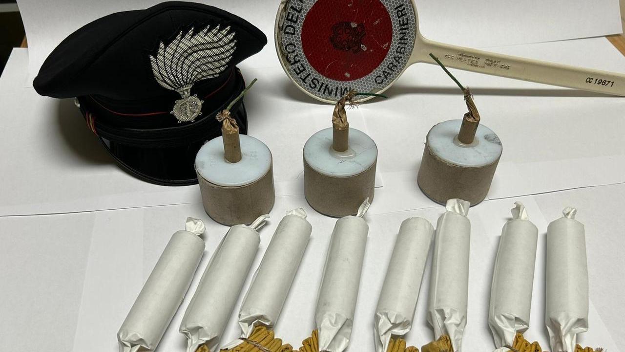 Capodanno, sequestrati ordigni artigianali e polvere da sparo: nei guai un 28enne