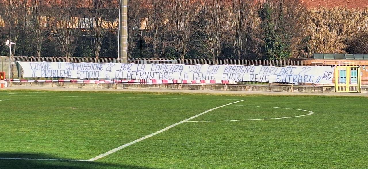 Prato, maxi-striscione per chiedere l’aumento della capienza dello stadio
