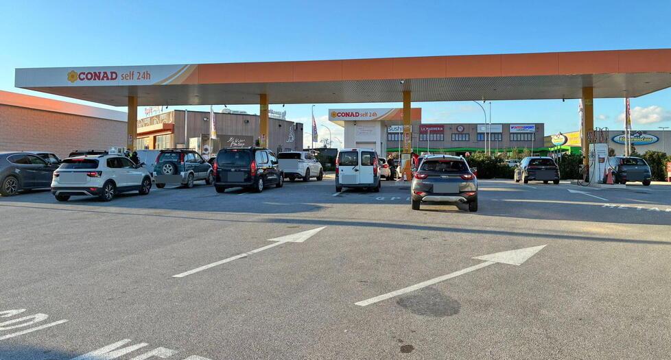 
	Il distributore Conad di Cecina ha sempre la fila

