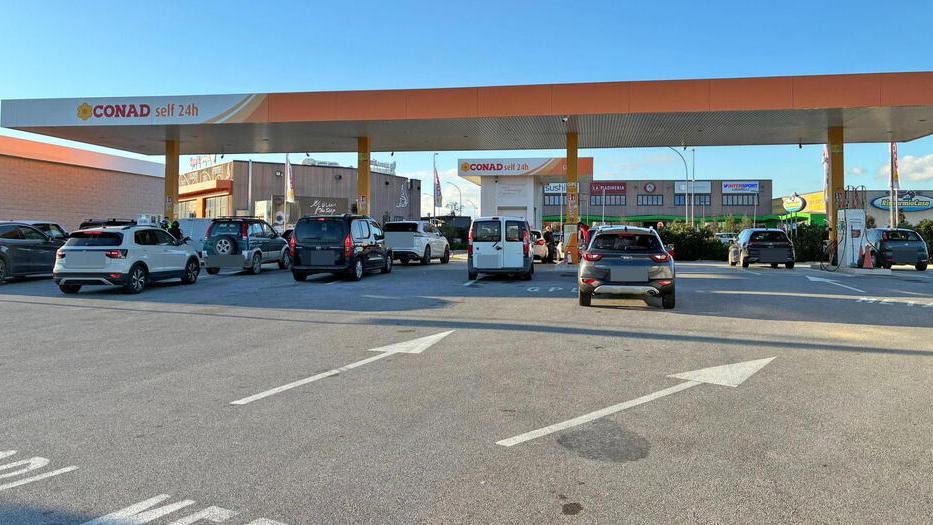 Il distributore Conad di Cecina ha sempre la fila
