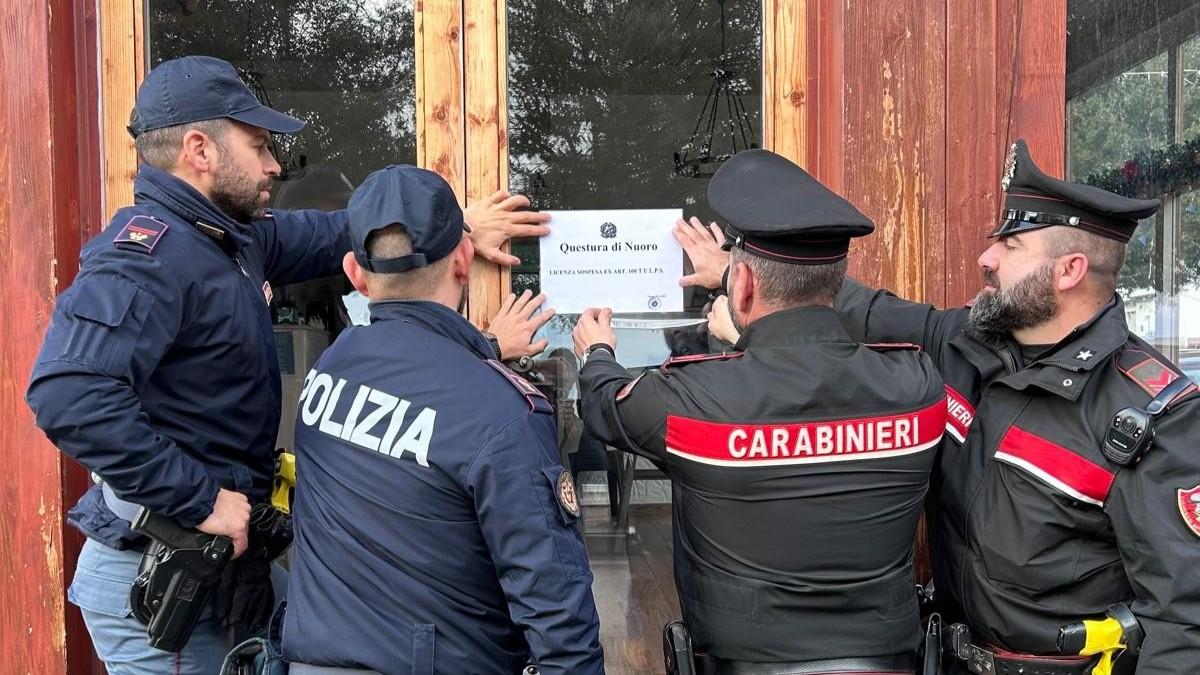 Dal bar alla piazza, contro le forze dell’ordine petardi e razzi: il questore fa chiudere il locale