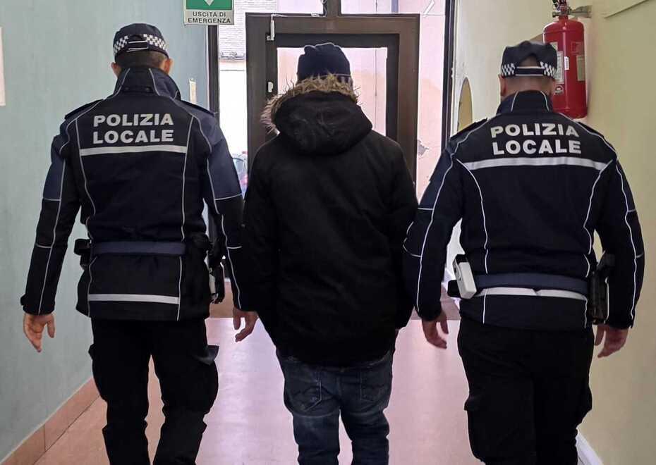 Spacciava crack a Ferrara, arrestato dalla Polizia locale in zona stazione