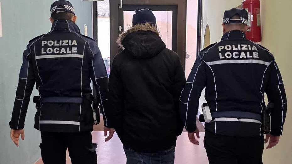 Spacciava crack a Ferrara, arrestato dalla Polizia locale in zona stazione