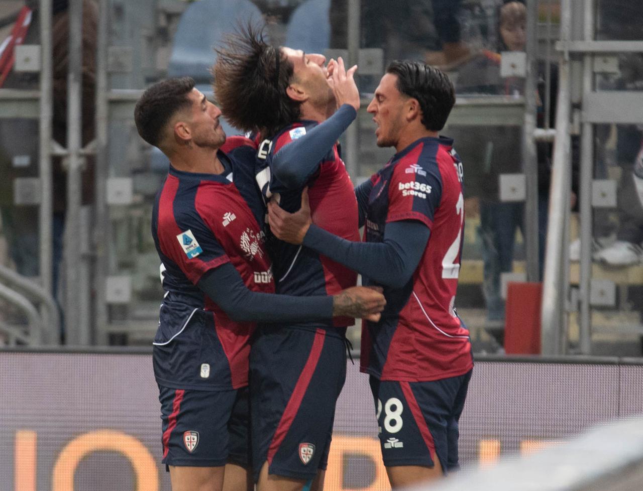 Giocatori del Cagliari calcio festeggiano dopo un gol