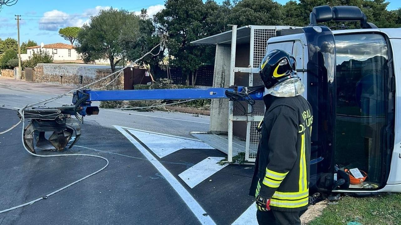 Arzachena, camion si ribalta e trancia i cavi elettrici