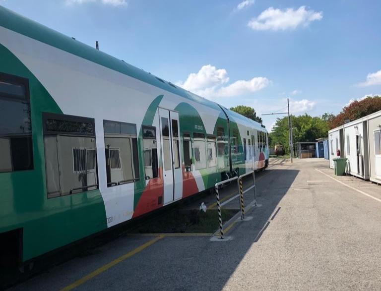 Ferrara, atti vandalici sui treni: due corse soppresse