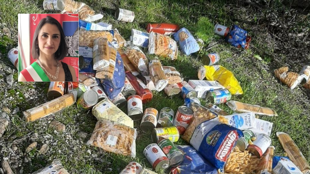 Il cibo della Caritas buttato in campagna, l’ira della sindaca: uno schiaffo alla povertà