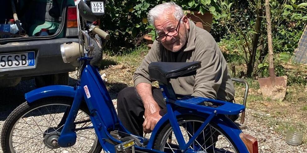 
	Lino Lucchesi impegnato ad aggiustare un motorino

