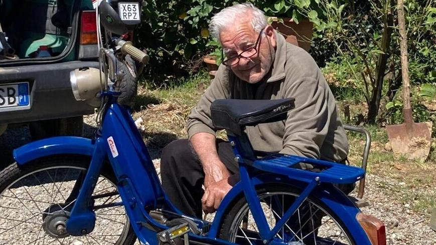 Lino Lucchesi impegnato ad aggiustare un motorino