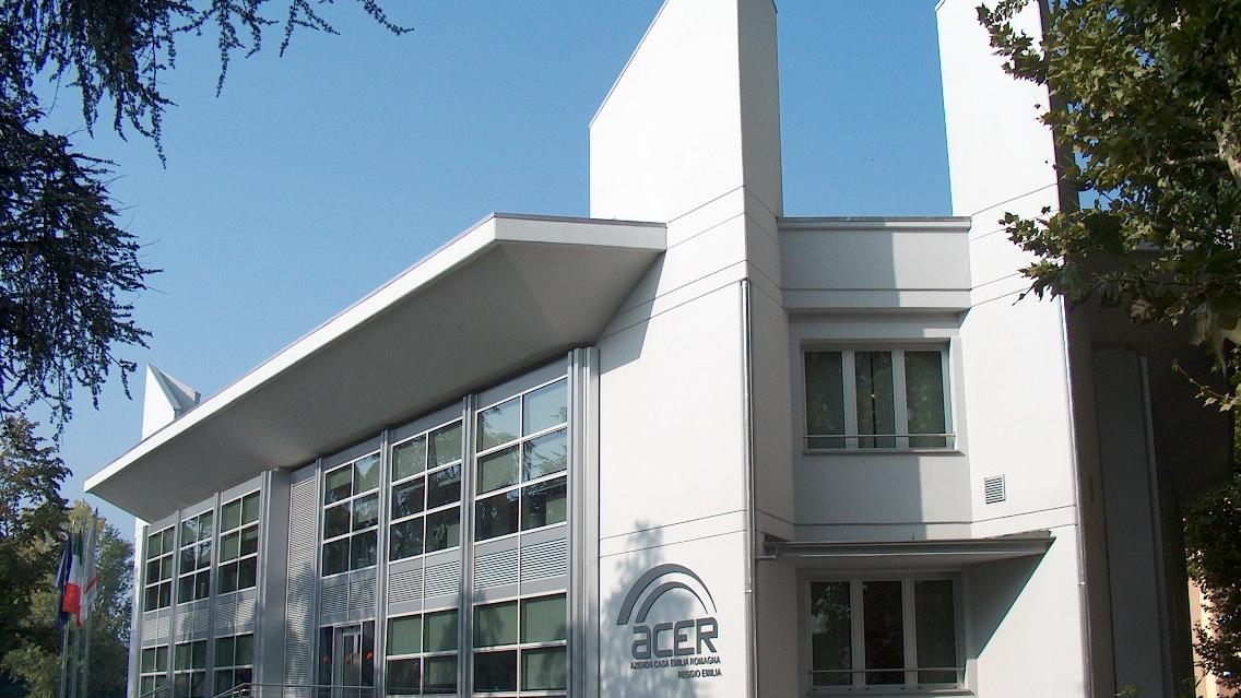 Case popolari, gli inquilini di Acer non pagano: morosità per 16 milioni di euro