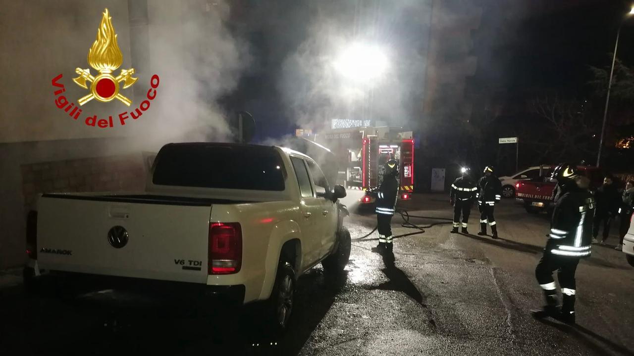 Attentato incendiario a Nuoro, danneggiata un’auto
