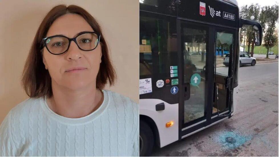 
	Anuta Atomei&nbsp; e il bus danneggiato durante l'aggressione

