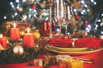 Il cenone di Capodanno tra riti, tradizione e simboli: le lenticchie, gli auspici e il brindisi