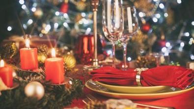 Il cenone di Capodanno tra riti, tradizione e simboli: le lenticchie, gli auspici e il brindisi