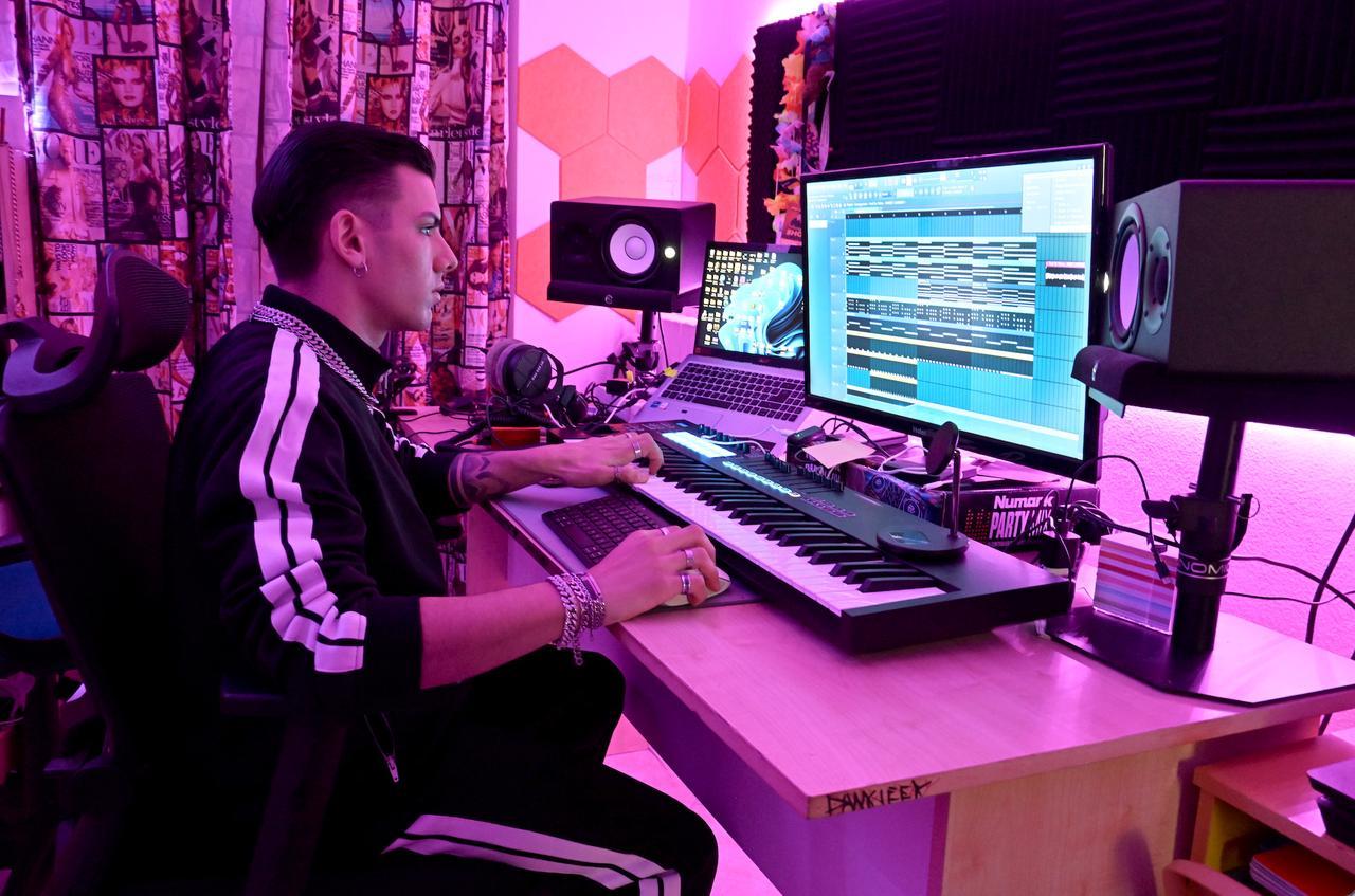 Dalla musica in cameretta al palco con i big di Capodanno, la favola del deejay Daniele Mattana