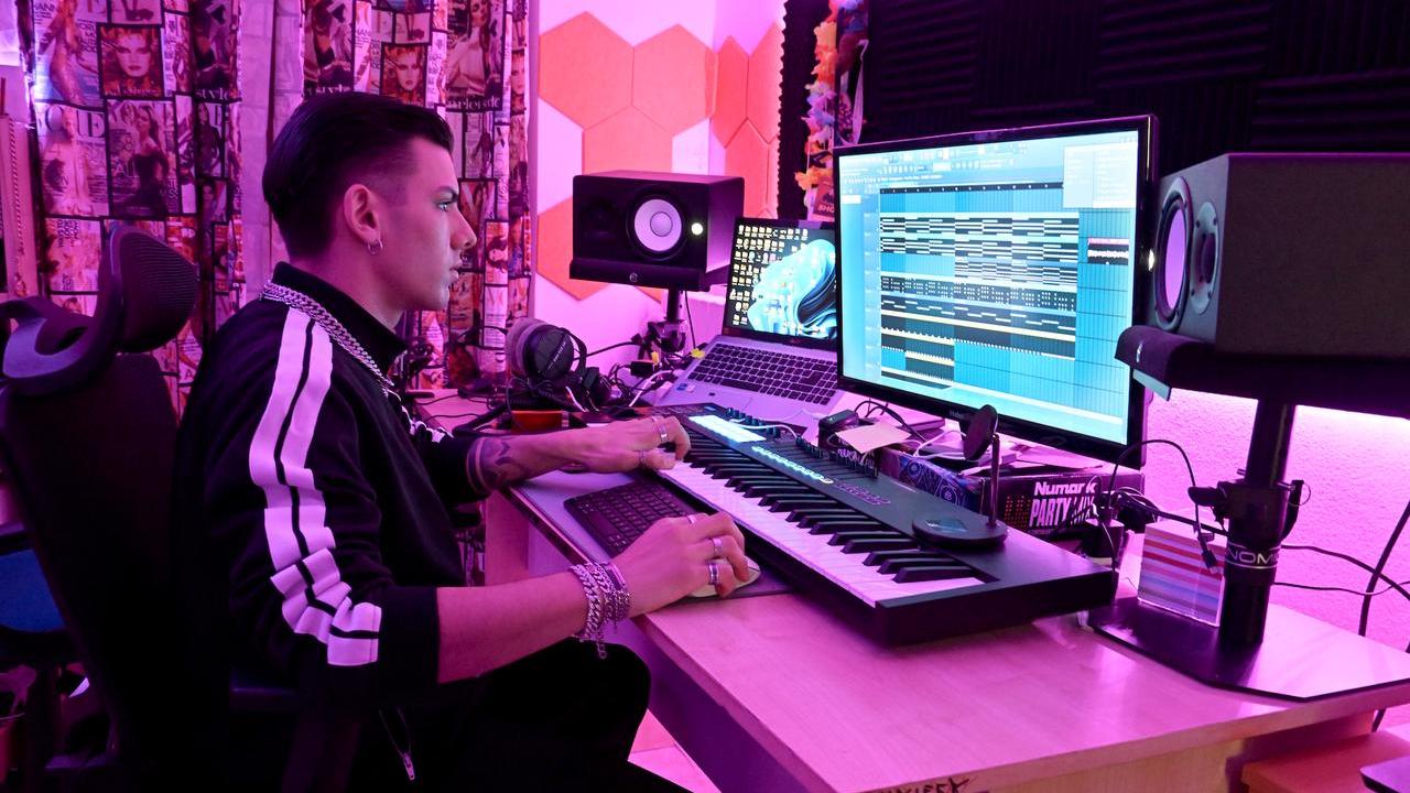 Dalla musica in cameretta al palco con i big di Capodanno, la favola del deejay Daniele Mattana