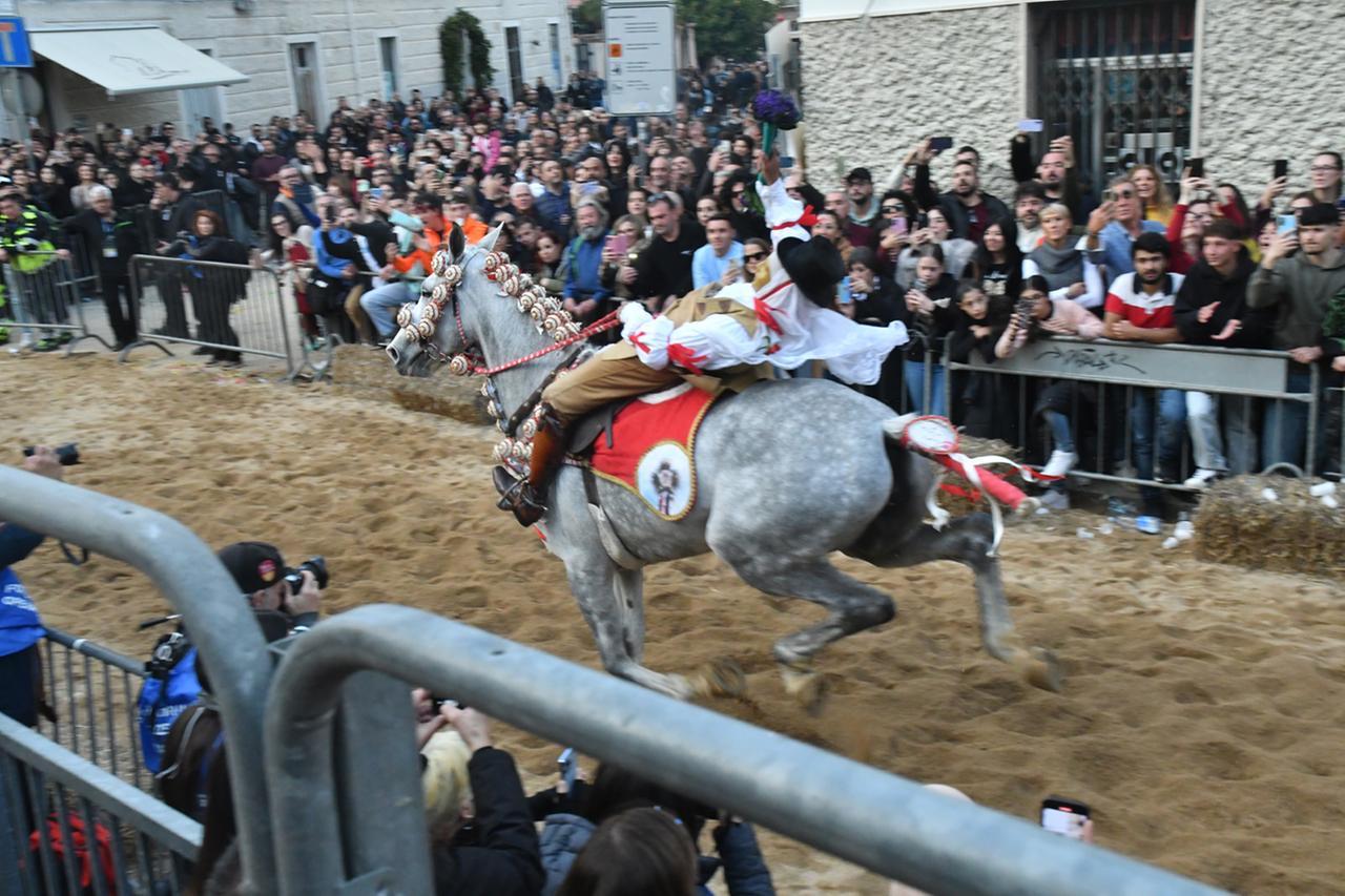Caschi e corpetti obbligatori alla Sartiglia: ecco tutti i retroscena della vicenda