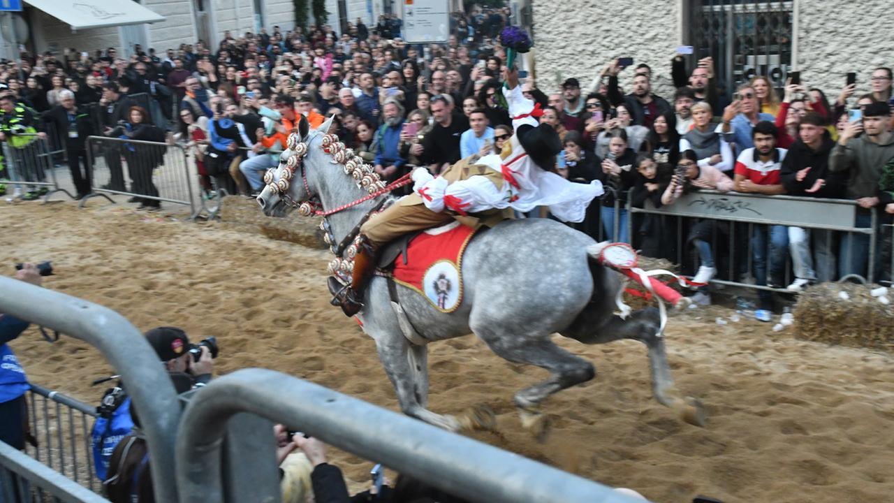 Caschi e corpetti obbligatori alla Sartiglia: ecco tutti i retroscena della vicenda