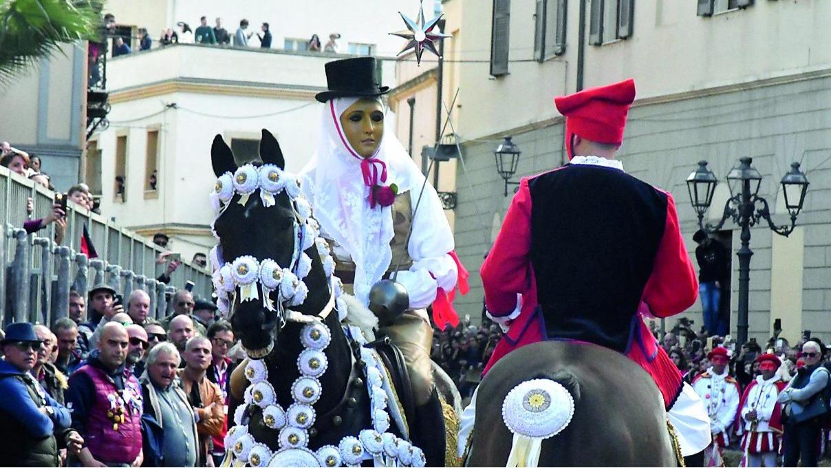 Sartiglia con caschi e giubbini protettivi: il caso finisce in Parlamento