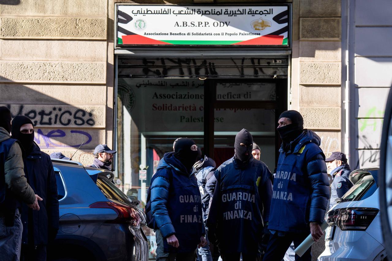 Fondi ad Hamas, le intercettazioni del 52enne proprietario di 30 immobili nel Reggiano: «In otto mesi, sono arrivato a 1 milione di euro»