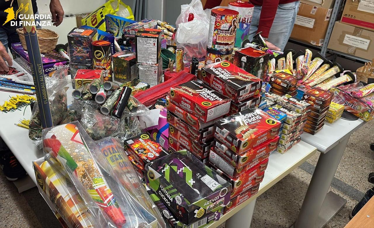 Fuochi d’artificio illegali in piazza, sequestrati 130 chili di esplosivi: nei guai due venditori abusivi