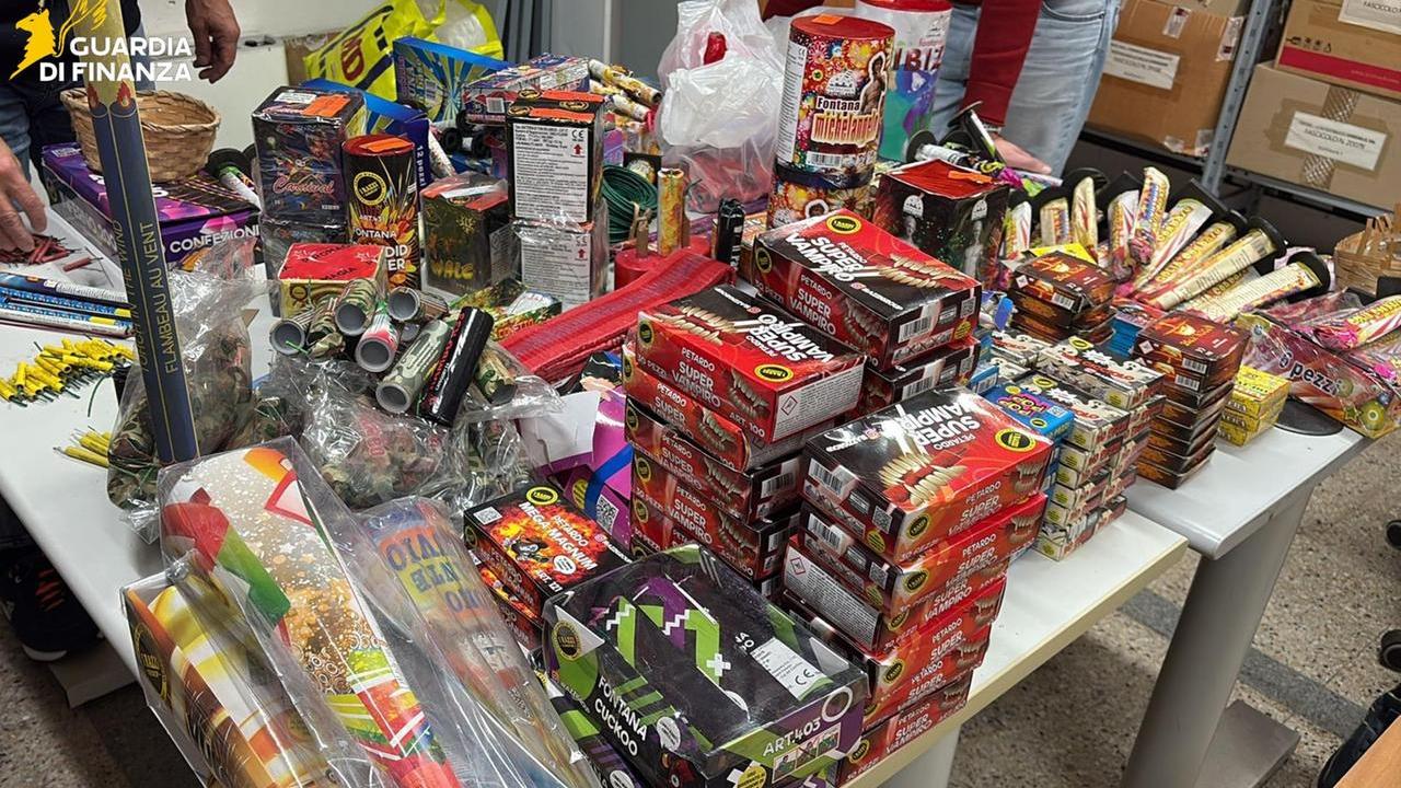 Fuochi d’artificio illegali in piazza, sequestrati 130 chili di esplosivi: nei guai due venditori abusivi