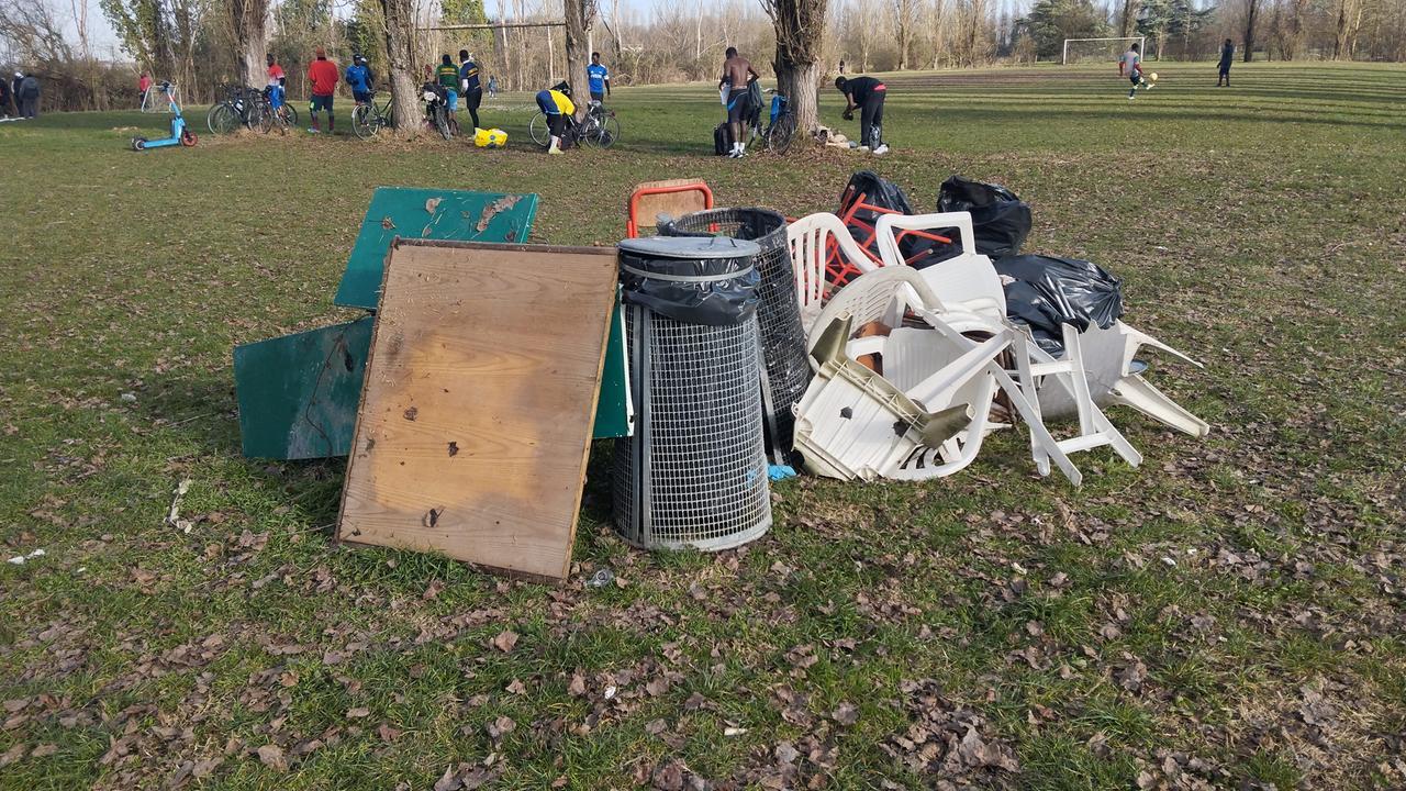 Ferrara, i campi di via Canapa puliti da Franck e i suoi amici