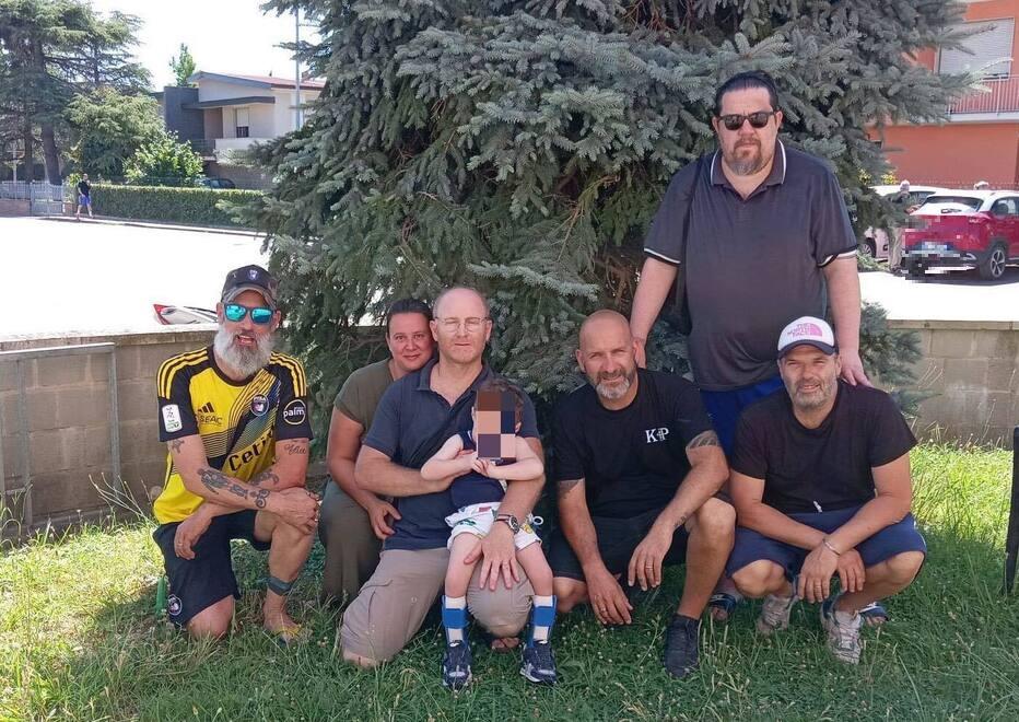 
	Il piccolo Gianluca e i suoi genitori assieme ad alcuni componenti della associazione&nbsp;

