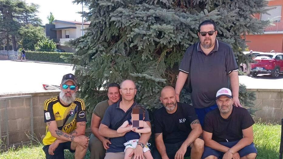 Il piccolo Gianluca e i suoi genitori assieme ad alcuni componenti della associazione 